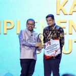 GUBERNURSUMUTTERIMAPENGHARGAANDARIKEMENDAGRI-APRESIASIPEMERINTAHDAERAHBERPRESTASI-2.jpg_copy_1000x666
