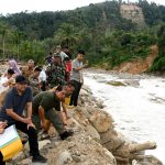 GubernurBobbyTinjauSungaiBaderi-2.jpg(1)_copy_1000x666