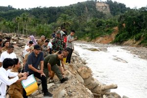 GubernurBobbyTinjauSungaiBaderi-2.jpg(1)_copy_1000x666