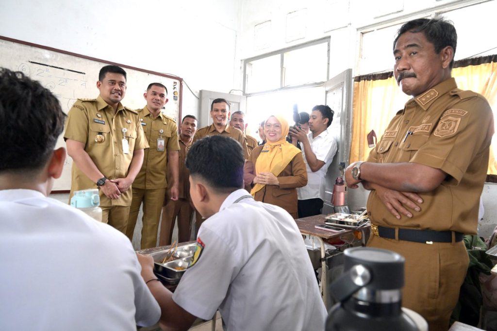 FotoGubernurSumutKunjungiSMANegeri1KotaBinjai-7.jpg_copy_1200x800