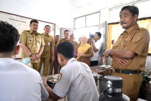 FotoGubernurSumutKunjungiSMANegeri1KotaBinjai-7.jpg_copy_1200x800
