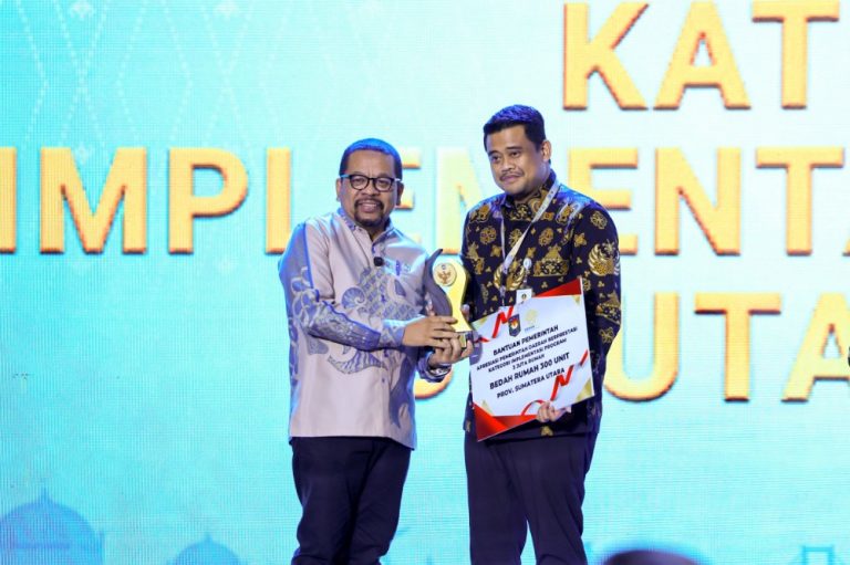 GUBERNURSUMUTTERIMAPENGHARGAANDARIKEMENDAGRI-APRESIASIPEMERINTAHDAERAHBERPRESTASI-2.jpg_copy_1000x666
