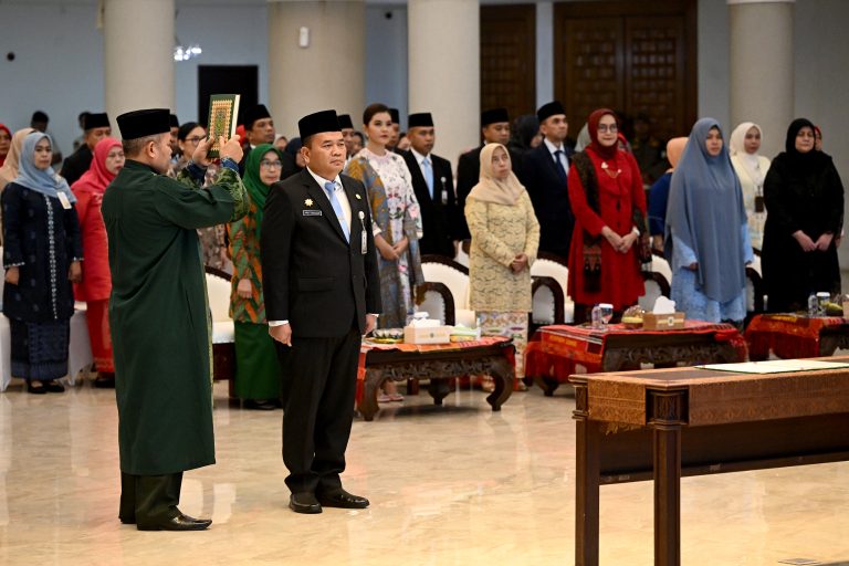 Gubernur melantik Pj Sekda Timur Tumanggor-4.jpg